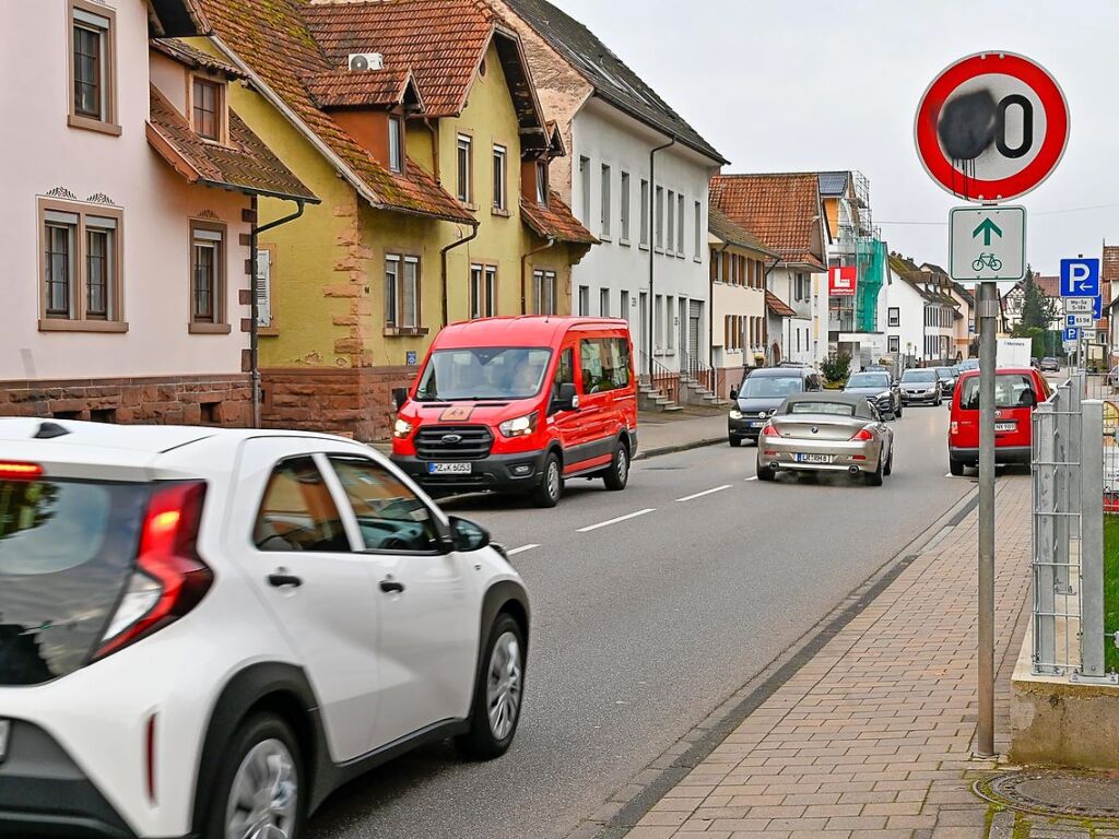 Nach langer Debatte und einer Infoveranstaltung richtet die Stadt im November aus Lrmschutzgrnden Tempo 30 auf der B415 in Kuhbach, Reichenbach und Lahr ein. Die Proteste gehen weiter – es werden sogar Schilder besprht.