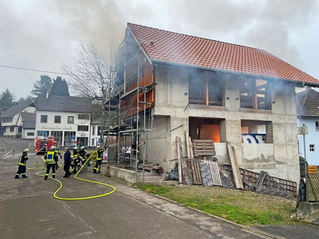 Sah dramatisch aus: Auf einem Rohbau geriet Baumaterial in Brand.  | Foto: Feuerwehr Schmieheim