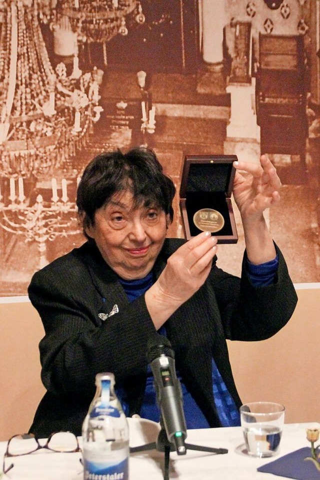 Inge Auerbacher mit der Medaille der E...Kippenheim, die sie 2022 erhalten hat.  | Foto: Erika Sieberts