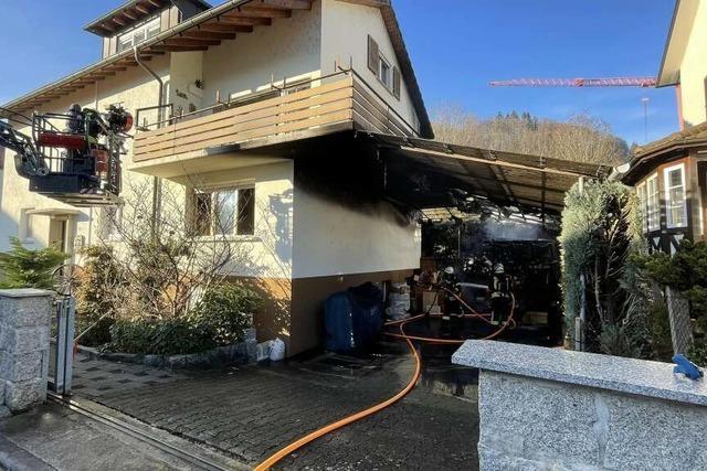 Erneut brennt es in Lrrach – Feuerwehr lscht Brand in einem Carport in Hauingen