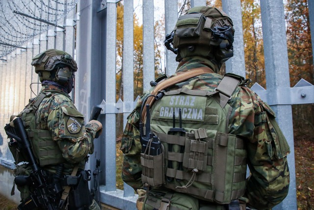 Polnische Grenzer am Zaun zur Grenze mit Belarus. (Archivbild)  | Foto: Artur Reszko/PAP/dpa