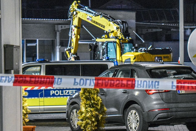 Der Bagger hat eine Schneise der Verw&uuml;stung hinterlassen.  | Foto: Fabian Koss/onw-images/dpa