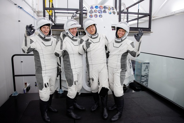 Rabea Rogge, Eric Philips, Chun Wang u...n monatelanges Training in der Kapsel.  | Foto: SpaceX/dpa