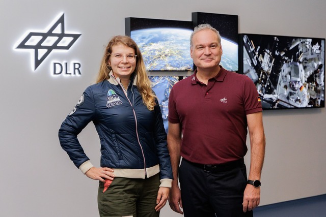 Rabea Rogge, hier neben Walther Pelzer...ls erste deutsche Frau ins All reisen.  | Foto: Deutsche Raumfahrtagentur im DLR/dpa