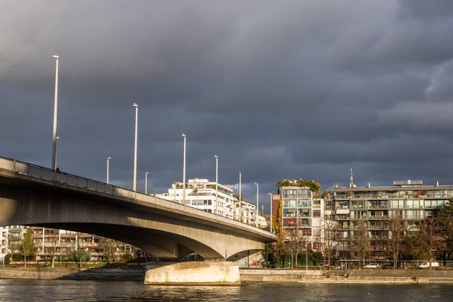 Nicht nur f&uuml;r SUVs wird das Pendl...in Basel deutlich teurer. (Archivbild)  | Foto: Philipp von Ditfurth/dpa