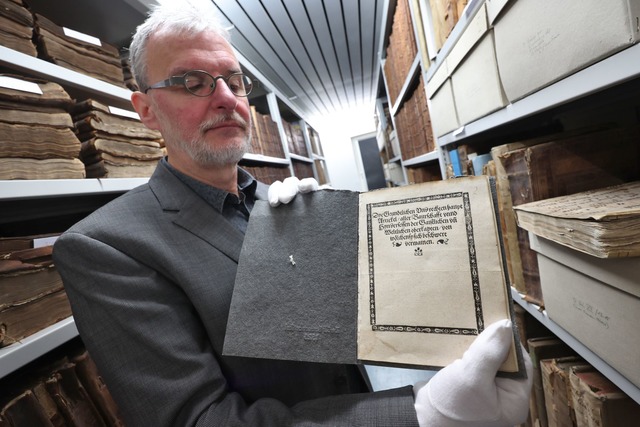 Christoph Engelhard, Stadtarchivar von...Zw&ouml;lf Artikel" aus dem Jahr 1525.  | Foto: Karl-Josef Hildenbrand/dpa