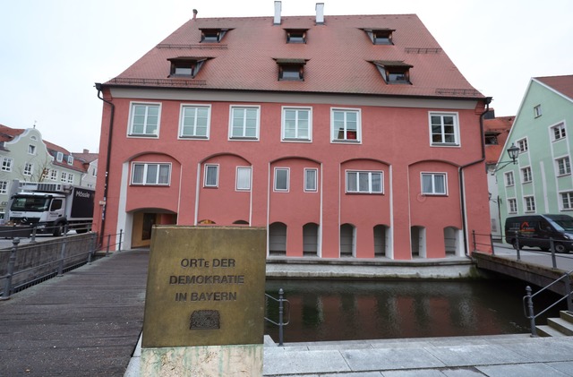 Im Kramerzunfthaus in der Innenstadt h...gen in den "Zw&ouml;lf Artikeln" fest.  | Foto: Karl-Josef Hildenbrand/dpa