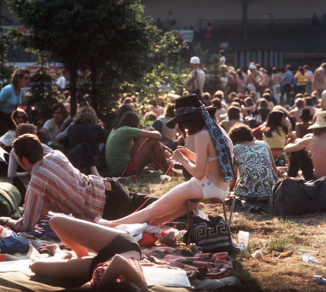 Viele junge Menschen dr&auml;ngten zu ...gigkeit von ihren Eltern. (Archivbild)  | Foto: picture alliance / dpa