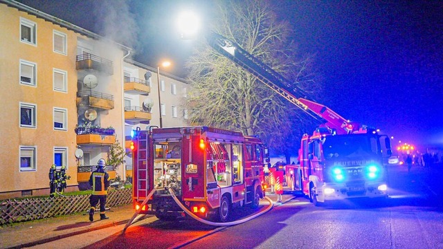 Beim Eintreffen der Feuerwehr stand der Balkon in Flammen.  | Foto: Marco Drr/Einsatzreport24