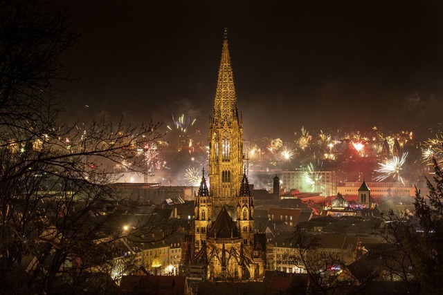 Freiburg begrt das neue Jahr mit Feuerwerk  | Foto: Maximo-Hans Musielik