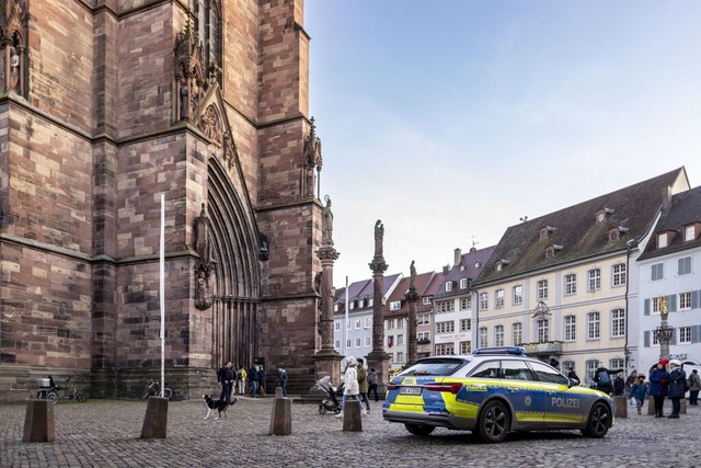 Polizeiprsenz vor dem Mnster whrend des Pontifikalamts zum Jahresabschluss  | Foto: Maximo-Hans Musielik