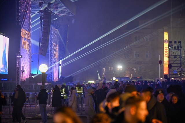 Die Neujahrsparty auf dem Stuttgarter ...gr&ouml;&szlig;ere Zwischenf&auml;lle.  | Foto: Marius Bulling/dpa