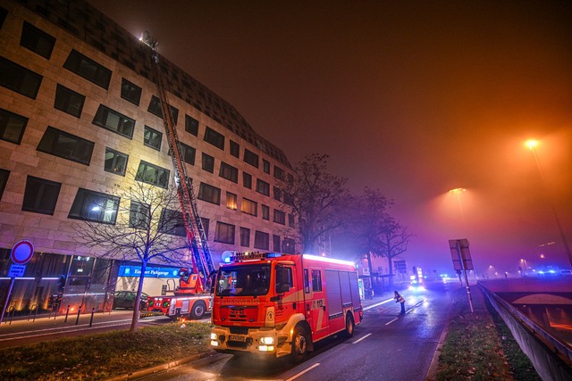 Die Silvesternacht in Baden-W&uuml;rtt...ml;nden im Einsatz, hier in Stuttgart.  | Foto: Marius Bulling/dpa