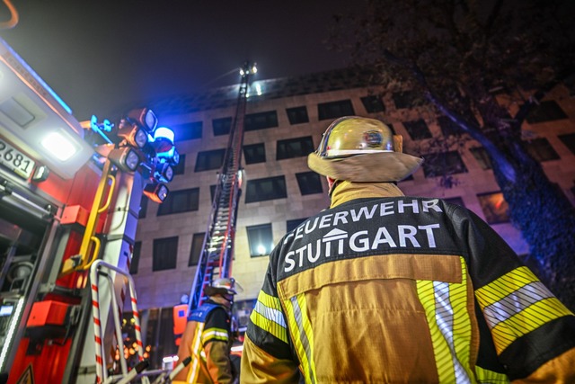 Die Silvesternacht in Baden-W&uuml;rtt...n Br&auml;nden im Einsatz. (Symbolbil)  | Foto: Marius Bulling/dpa