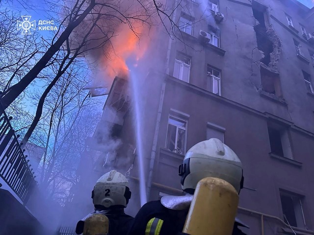 Die ukrainische Hauptstadt verzeichnet...hen Drohnenangriff Tote und Verletzte.  | Foto: Uncredited/Ukrainian Emergency Service/AP/dpa