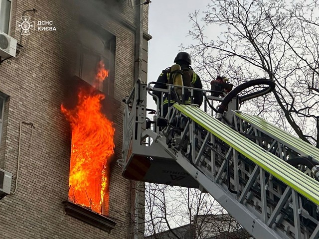 Die ukrainische Hauptstadt verzeichnet...iff mehrere Br&auml;nde und Verletzte.  | Foto: Uncredited/Ukrainian Emergency Service/AP/dpa