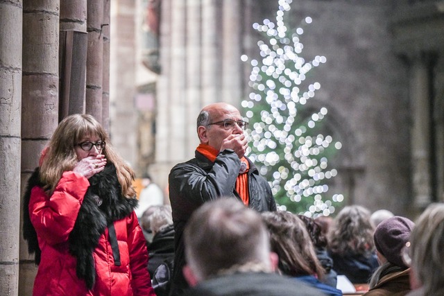 Eltern protestieren vor dem Pontifikal...urger vor dem Freiburger M&uuml;nster.  | Foto: Jason Tschepljakow/dpa