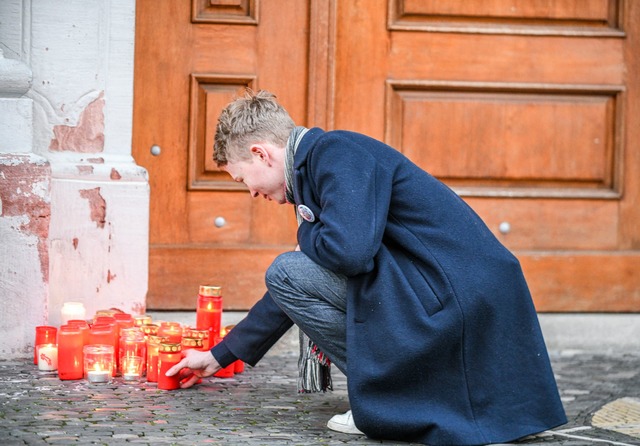 Eltern protestieren vor dem Pontifikal...urger vor dem Freiburger M&uuml;nster.  | Foto: Jason Tschepljakow/dpa