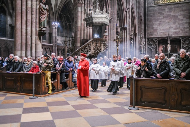 W&auml;hrend des Silvester-Gottesdiens... die Entlassung des Domkapellmeisters.  | Foto: Jason Tschepljakow/dpa