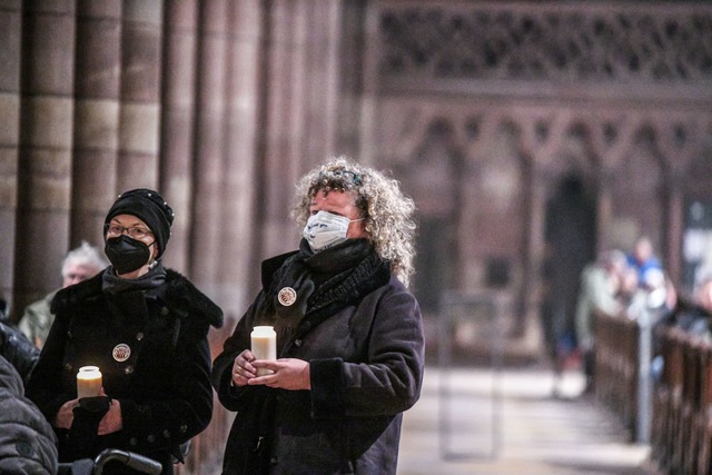 Eltern protestieren vor dem Pontifikal...urger vor dem Freiburger M&uuml;nster.  | Foto: Jason Tschepljakow/dpa