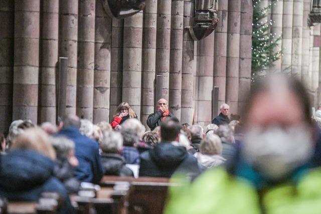 Eltern protestieren vor dem Pontifikal...urger vor dem Freiburger M&uuml;nster.  | Foto: Jason Tschepljakow/dpa