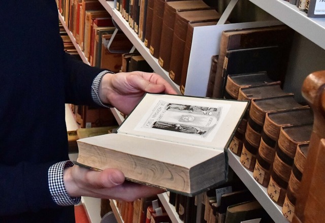 Blick in ein Buch im Tiefenmagazin der...mige Erbin von NS-Raubgut aufspren.  | Foto: Martin Schutt (dpa)