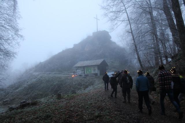 Mit Knoblauchschnaps und Zaubertrunk: In den Rauhnchten unterwegs im winterlichen Bleichtler Wald