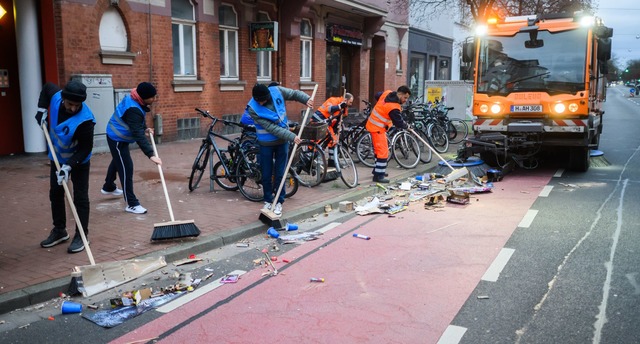 Das gro&szlig;e Aufr&auml;umen nach der Silvesterparty l&auml;uft.  | Foto: Julian Stratenschulte/dpa