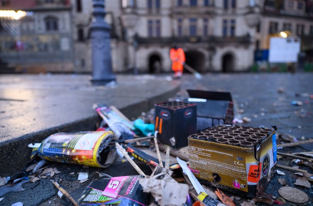 Die meisten Feiern blieben friedlich, ...ie B&ouml;llerei aber schlimme Folgen.  | Foto: Robert Michael/dpa