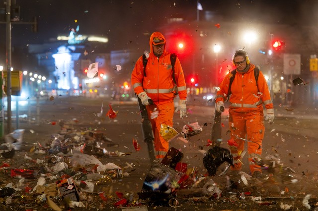 Der Rest vom Fest - hier machen sich Berliner Reinigungskr&auml;fte ans Werk.  | Foto: Soeren Stache/dpa