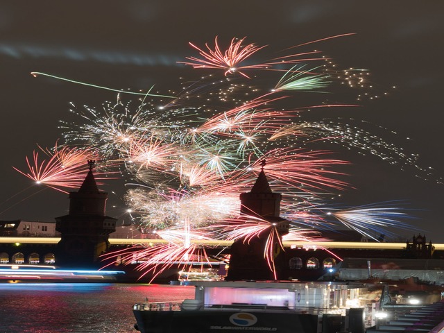 Ein buntes Feuerwerk gab es in Berlin.  | Foto: Paul Zinken/dpa