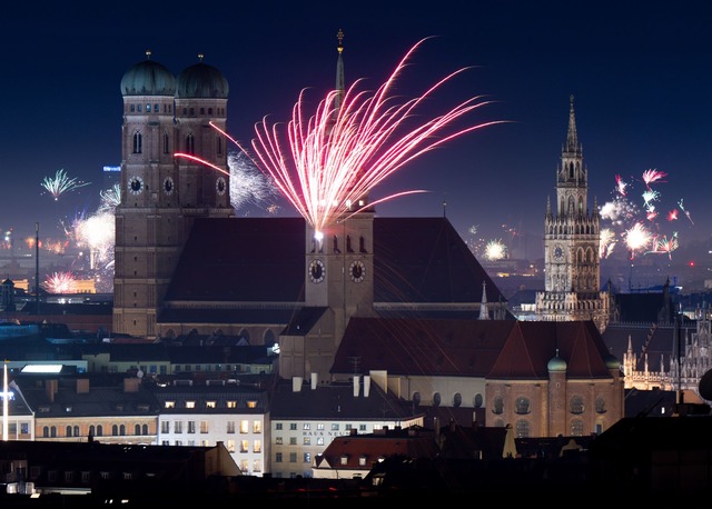 Wie in M&uuml;nchen wurde vielerorts ein Feuerwerk gez&uuml;ndet.  | Foto: Sven Hoppe/dpa