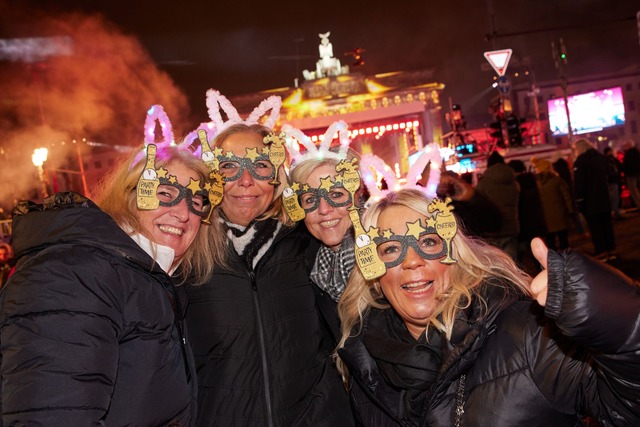 Vor dem Brandenburger Tor in Berlin st...ands gr&ouml;&szlig;te Silvesterparty.  | Foto: Joerg Carstensen/dpa