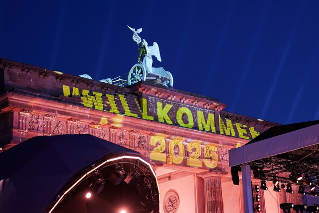 "Willkommen 2025" steht bei der Probe zur ZDF-Show am Brandenburger Tor.  | Foto: Joerg Carstensen/dpa