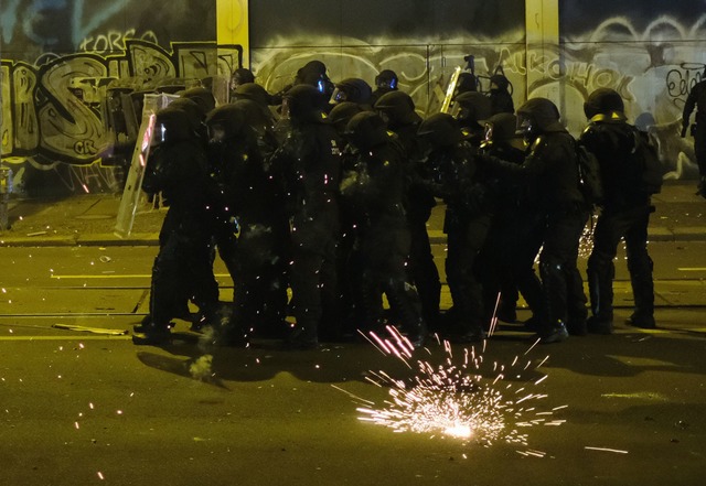 Auch das war Silvester: Angriffe auf die Polizei wie hier in Leipzig.  | Foto: Sebastian Willnow/dpa