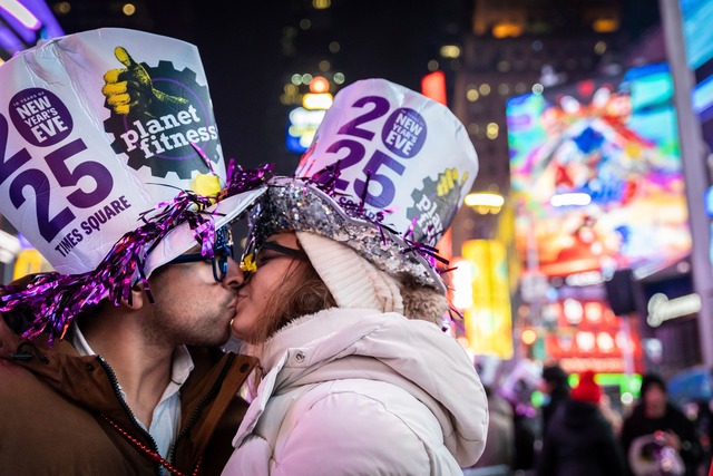 Ein liebevolles neues Jahr w&uuml;nscht sich dieses Paar in New York.  | Foto: Stefan Jeremiah/AP/dpa