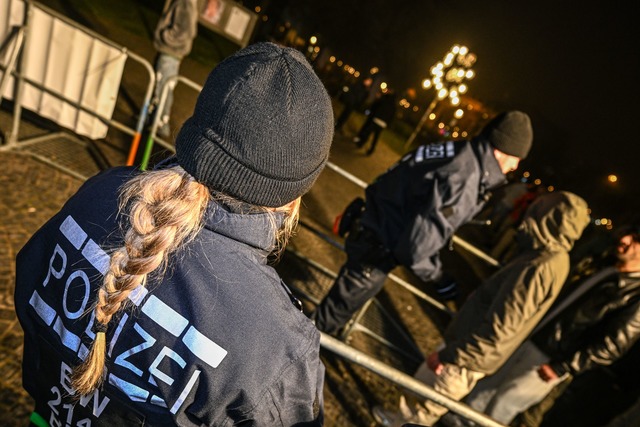 Polizisten kontrollierten am Silvesterabend Menschen am Schlossplatz.  | Foto: Marius Bulling/dpa