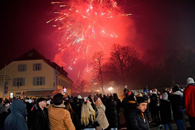 Eindrcke von den Silvesterfeierlichkeiten auf der Rheinbrcke.  | Foto: Heinz und Monika Vollmar