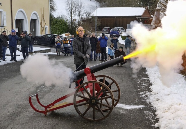 Rund zwei Dutzend Besucher kamen auch ...esem Jahr wieder zum Neujahrsschieen.  | Foto: Wolfgang Scheu