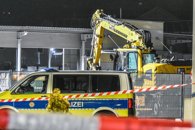 Ein Bagger steht nach einer mutmalich... einem Autohaus in Tauberbischofsheim.  | Foto: Fabian Koss (dpa)