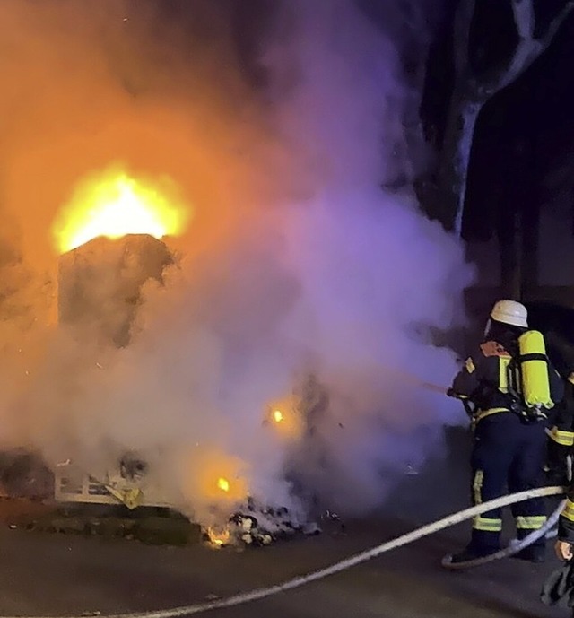 Kleidercontainer in Flammen  | Foto: Feuerwehr Offenburg