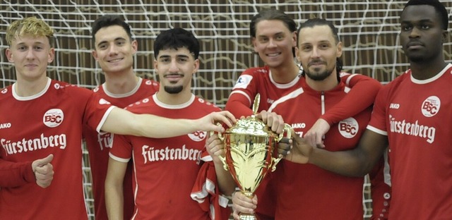 Die Sieger aus Bahlingen mit dem Ex-Lahrer Daniel Monga (rechts).  | Foto: Sebastian Ehret