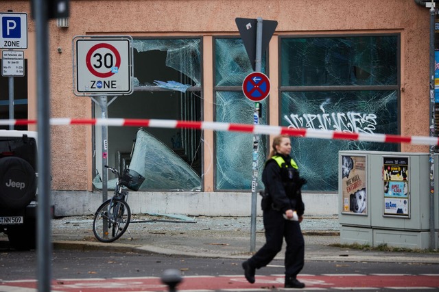 Berlin: Durch die Explosion einer mutm...tadtteil Schneberg zu Bruch gegangen.  | Foto: Jrg Carstensen (dpa)