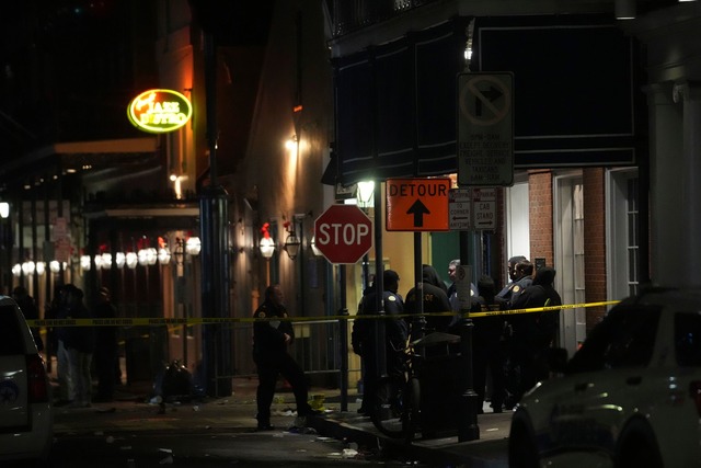 Gro&szlig;einsatz in New Orleans' Ausg...to ist in eine Menschenmenge gefahren.  | Foto: Gerald Herbert/AP/dpa