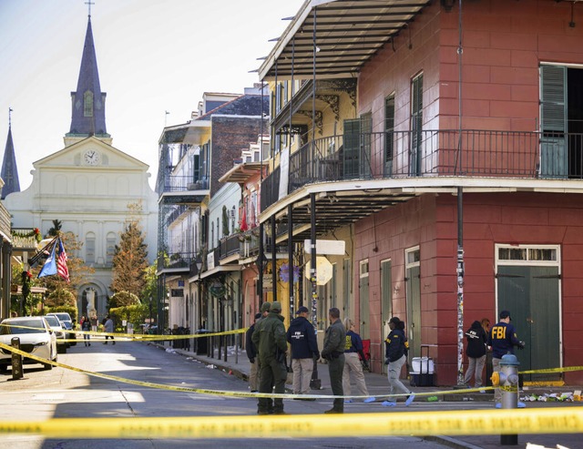 Das FBI untersucht die Gegend an der Orleans Street und der Bourbon Street.  | Foto: Matthew Hinton (dpa)