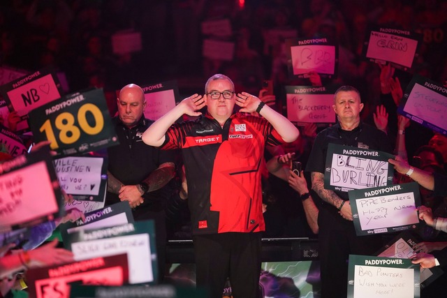 Spielt souver&auml;n bei der WM: Stephen Bunting.  | Foto: Alberto Pezzali/AP/dpa