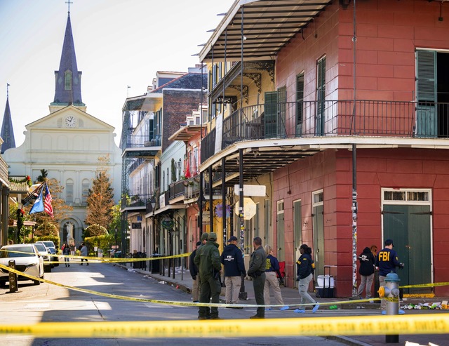 Ein Auto ist in New Orleans in eine Me...nmenge gerast - zehn Menschen starben.  | Foto: Matthew Hinton/AP/dpa