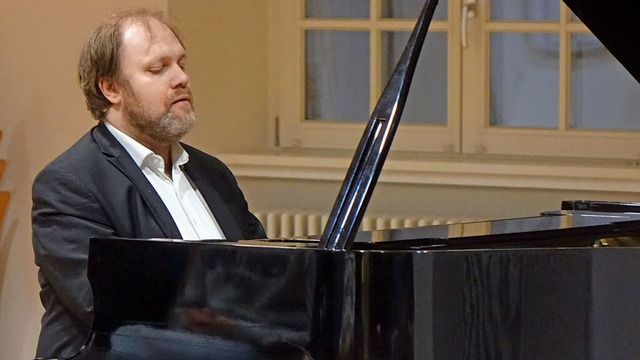 Der russische Pianist Alexey Chernov l...t grter Bravour und Virtuositt vor.  | Foto: Roswitha Frey