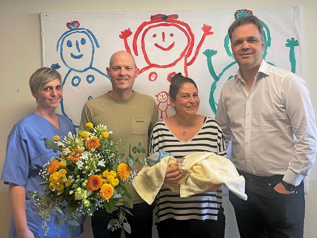 Neujahrsbaby Fridolin: Die betreuende ...tulieren den Eltern  Julia und Daniel.  | Foto: Kliniken des Landkreises Lrrach