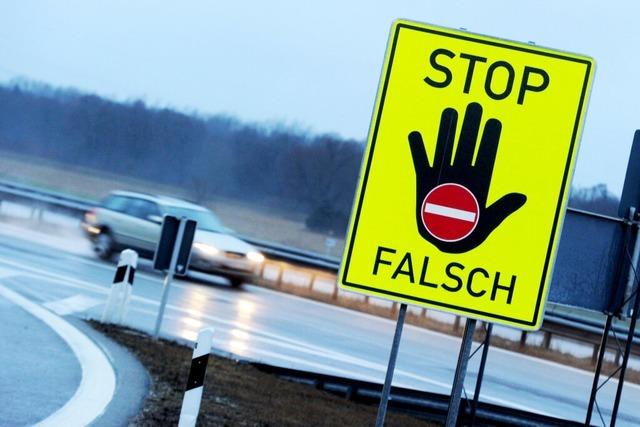 82-jhrige Falschfahrerin ist 16 Kilometer auf A98 und auf der A5 unterwegs